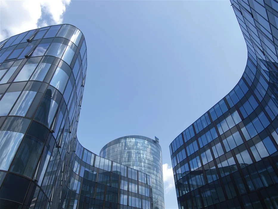 Architektur mit großflächiger Verglasung – Bildbeispiel